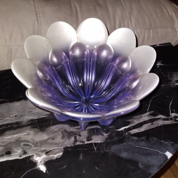 Elegant Vintage Art Glass Bowl, Made in Europe - Picture 1 of 4